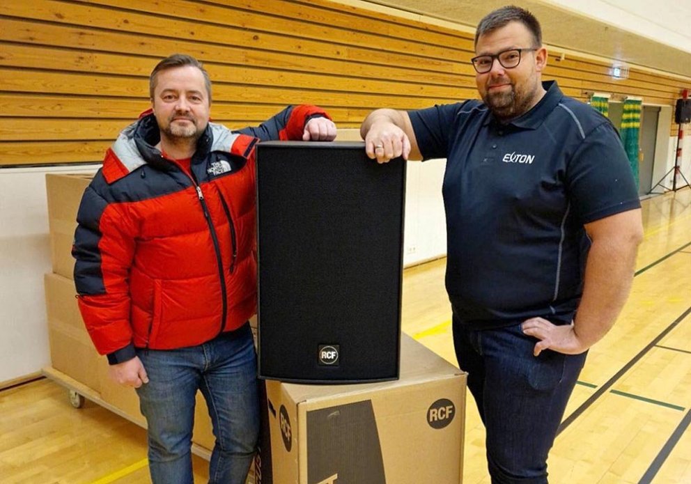 Þorvaldur Gröndal frístundastjóri ásamt Adam Smára Hermannssyni deildarstjóra Exton Akureyri við nýju græjurnar. MYND AF SKAGAFJÖRÐUR.IS