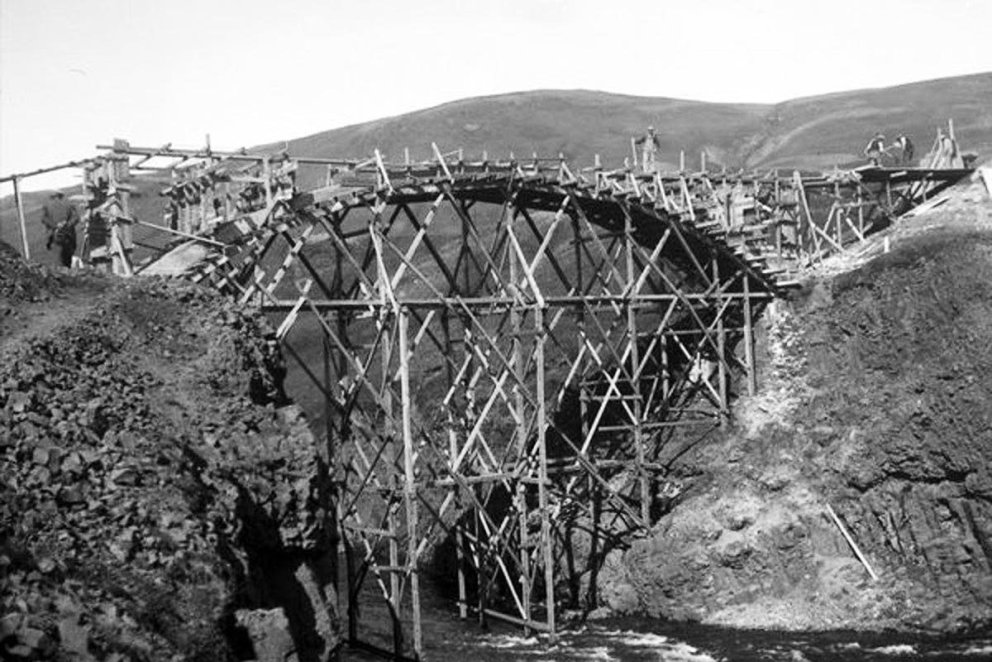 Fyrsta brúin yfir Laxá í Refasveit var byggð á árunum 1924-1927, MYND: SKAGASTRÖND SAFN