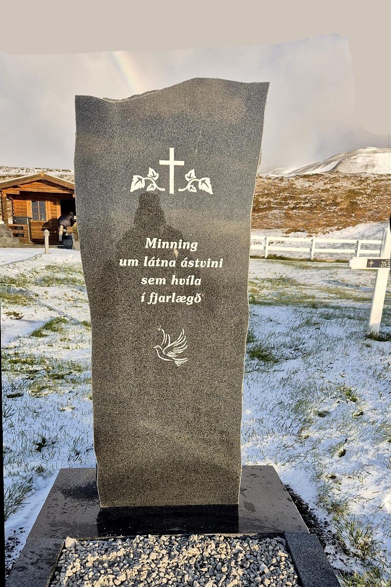 Minnisvarðinn í Spákonufellskirkjugarði. MYND: SKAGASTRÖND.IS