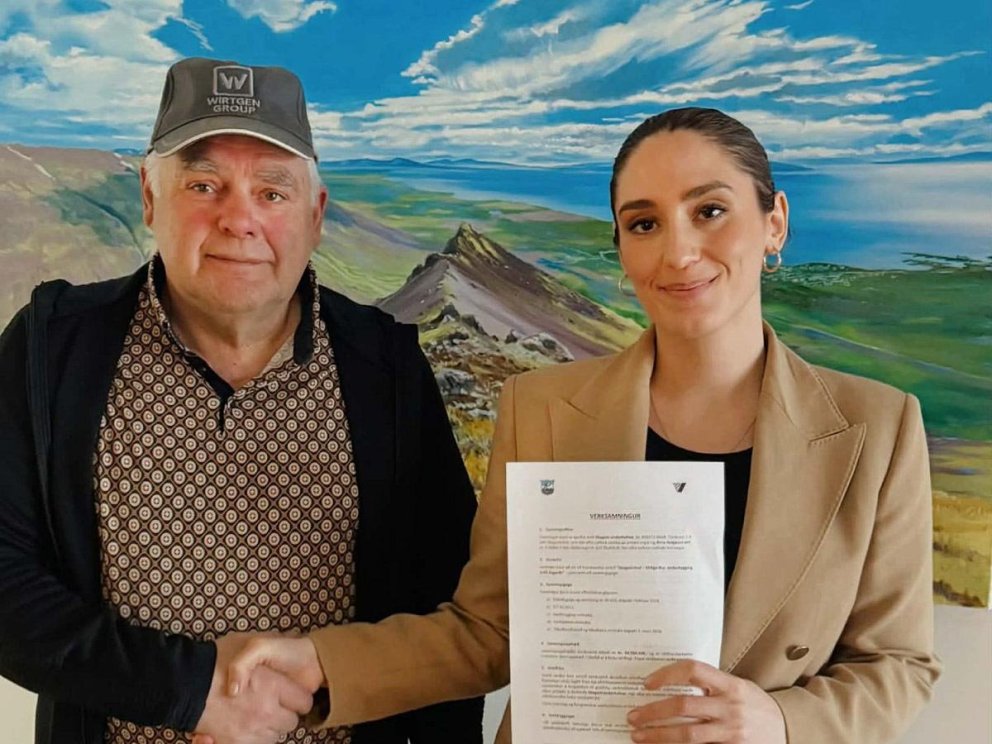 Árni Helgason og Alexandra sveitarstjóri Skagastrandar við undirritun samningsins. MYND AF SKAGASTRÖND.IS