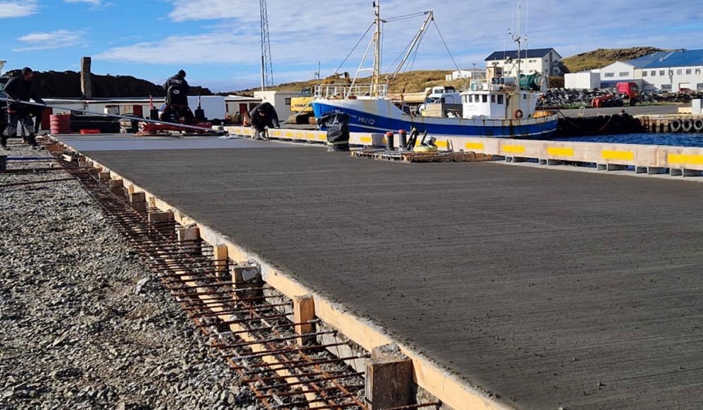 Fræa vinnu við Ásgarð í gær. MYND: ALEXANDRA JÓH.