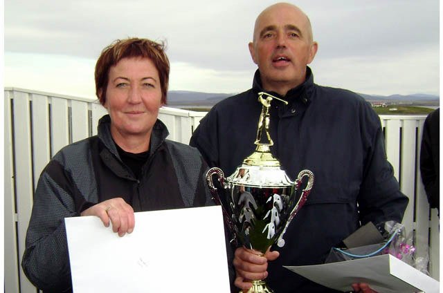 Hjónakornin sigursæl í golfinu. Ragnheiður Matthíasdóttir og Halldór Halldórsson.
