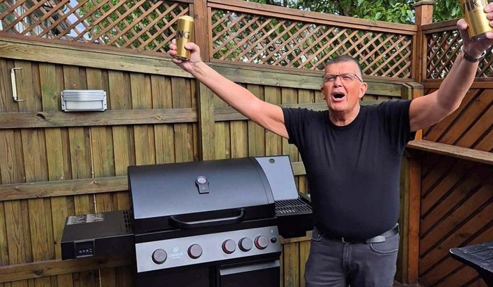 Að grilla og að vera grillaður. Árni Sig í góðum gír. MYND AF SKAGASTRÖND.IS