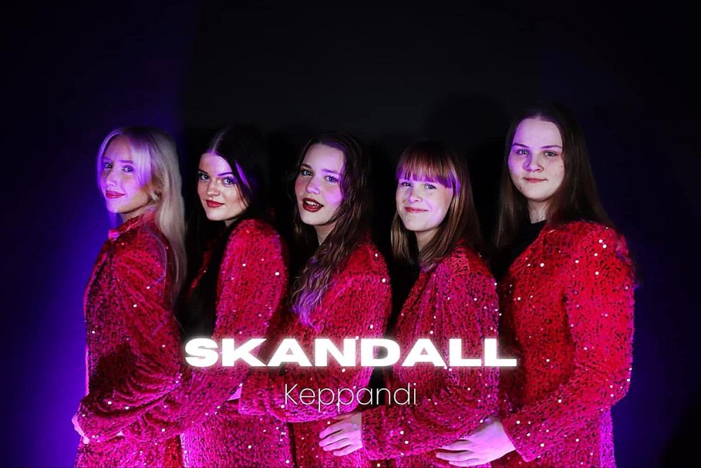 Skandall sló í gegn í bleikum glimmerjakkafötum