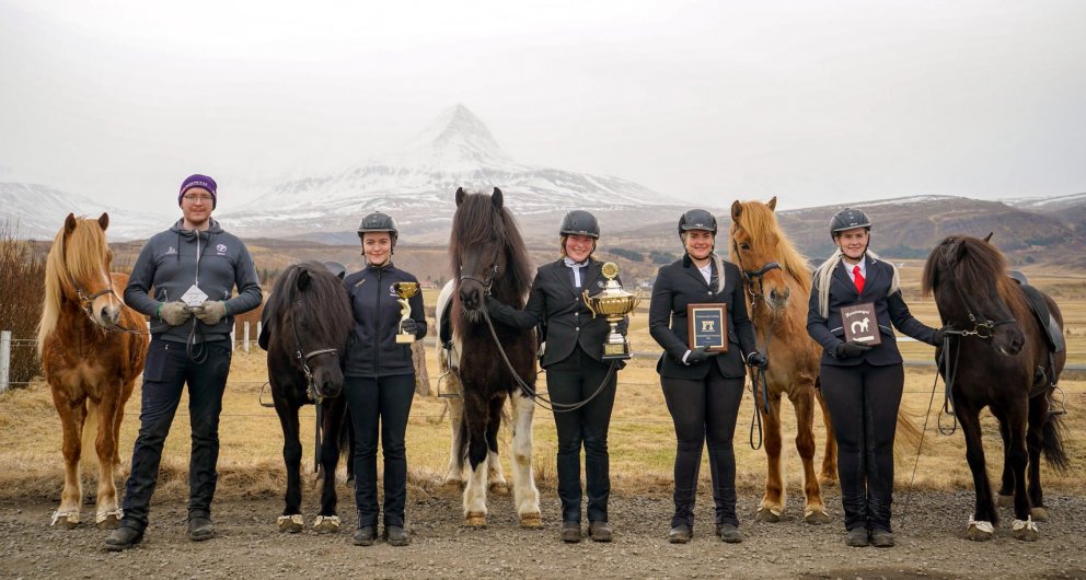 Verðlaunahafar Skeifudagsins: Björn Ingi Ólafsson, Elínborg Árnadóttir, Helga Rún Jóhannsdóttir, Steindóra Ólöf Haraldsdóttir og Laufey Rún Sveinsdóttir. Myndir af FB síðu LBHÍ.