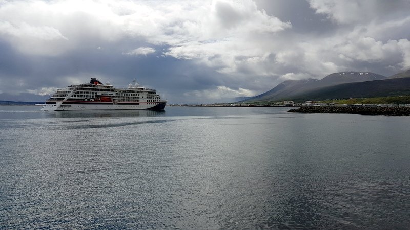Skemmtiferðaskipið Hanseatic Nature líður inn fyrir hafnargarðinn á Sauðárkróki. Myndir PF.