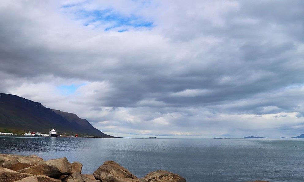 Það var boðið upp á logn á Skagafirði þegar skemmtiferðaskipið mætt í morguni. Fleiri myndum verður bætt við fréttina þegar tími gefst til. MYND: ÓAB