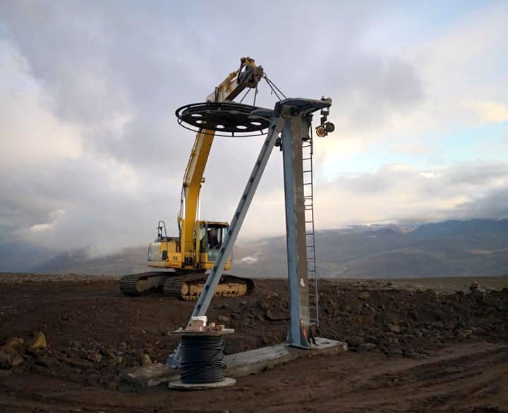 Fyrra endahjólið á leið á sinn stað. Mynd: GBR.