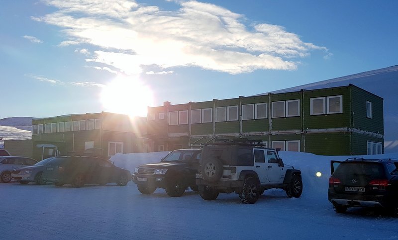 Það var bjart yfir skíðaskálanum nýja þegar blaðamaður leit við í Tindastóli á dögunum. Eins og sést mun aðstaða skíðafólks og starfsmanna stórlega batna með tilkomu skálans og plássið margfaldast svo um munar. Mynd: PF
