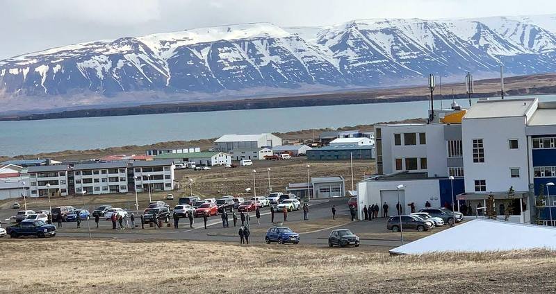 Löng röð myndaðist fyrir utan HSN á Sauðárkróki í morgun en yfir 150 manns voru skimaðir fyrir Kórónaveirunni í morgun. Mynd: Sigurbjörn Björnsson.