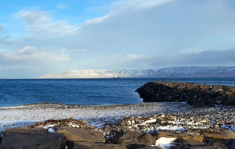 Liggur við akkeri á Skagafirði og bíður veðrið af sér