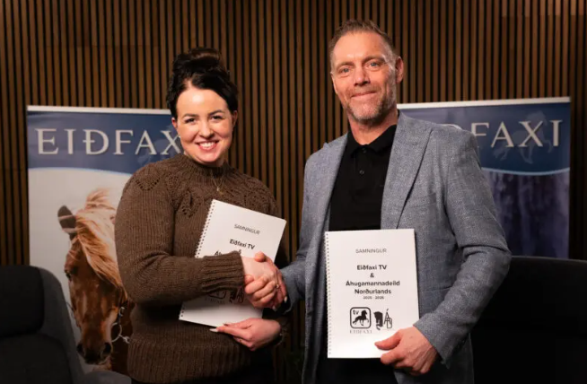 Unnur Rún Sigurpálsdóttir f.h. Áhugamannadeildar Norðurlands og Magnús Benediktsson, framkvæmdastjóri Eiðfaxa. Mynd tekin af Eiðfaxi.is