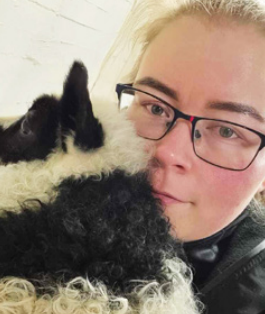 Margrét með lamb í fanginu. Myndir aðsendar.