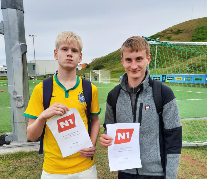 Baldur Elí og Styrmir Snær með gjafabréfin. Mynd aðsend.