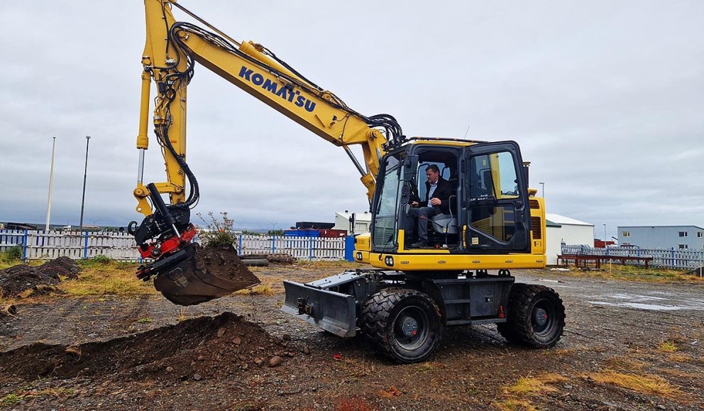 Hjörvar Halldórsson forstöðumaður veitu- og framkvæmdasviðs tók fyrstu skóflustunguna. MYND FRÁ SKV
