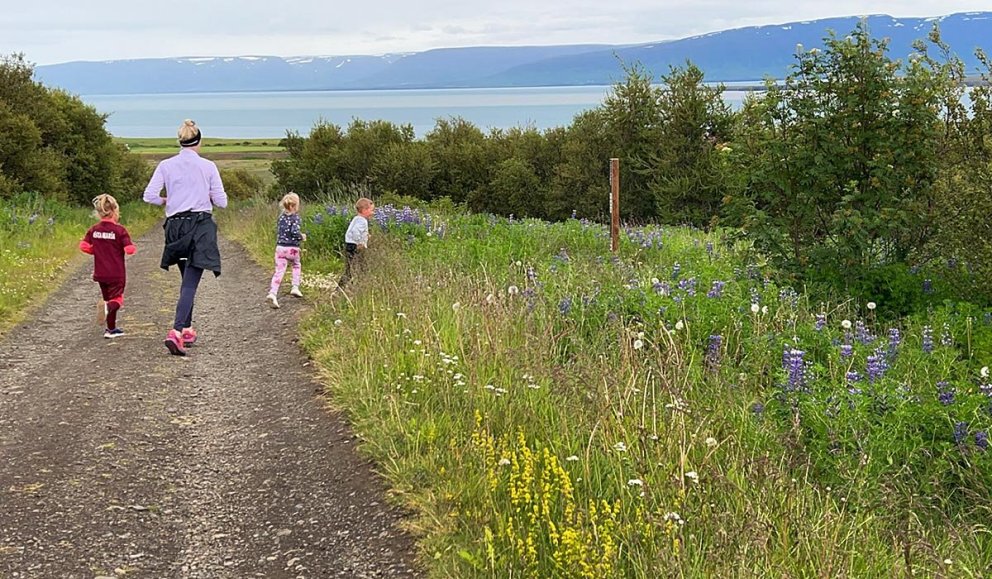 Útivera í Skógarhlíðinni ofan Sauðárkróks. MYND AÐSEND