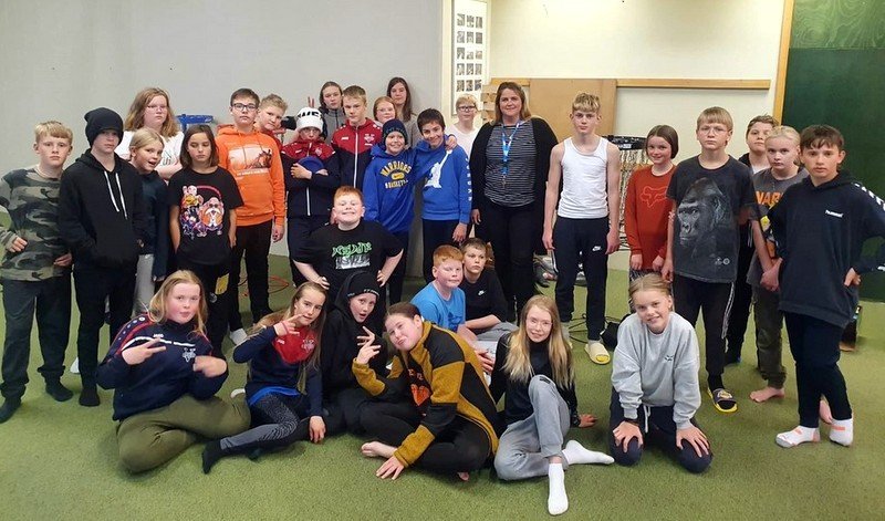 Guðný Stefanía Stefánsdóttir, kennari í 7. bekk Grunnskólans á Ísafirði með fyrsta hóp gestanna sem komu í Skólabúðirnar á Reykjum í Hrútafirði á mánudag. Mynd: Umfi.is.