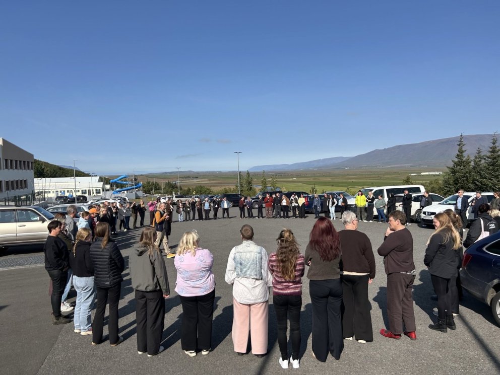 Starfsfólk skólanna í hópeflisleik. Mynd: skagafjordur.is