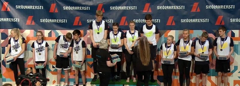 Frá verðlaunaafhendingu í gær. Lið Lágafellsskóla, Grunnskóla Húnaþings vestra og Akurskóla. Skjáskot af vef Ríkissjónvarpsins