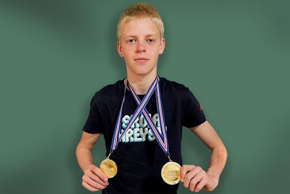 Helgi með Skólahreysti medalíurnar sínar. AÐSEND MYND