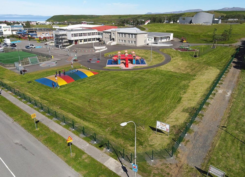 Séð yfir skólalóðina sem liggur til suðurs að þjóðvegi 1. MYND: RÓBERT DANÍEL JÓNSSON