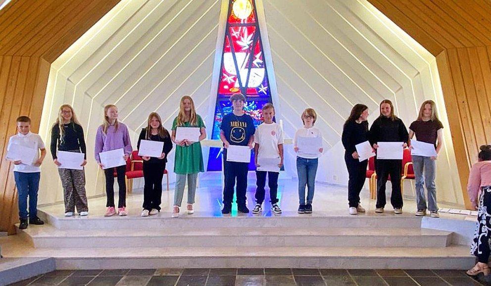 Nemendur í 5. og 6. bekk við skólaslitin sem fóru fram í Hólaneskirkju.  MYND AF SÍÐU HÖFÐASKÓLA