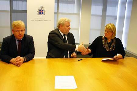 Guðný Hrund Karlsdóttir skrifaði undir fyrir hönd Húnaþings vestra. Mynd: Stjornarradid.is