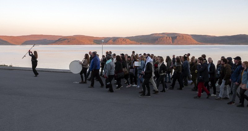 Skrúðganga á lokakvöldi Skjaldborgar. Mynd: Hrund Atladóttir.