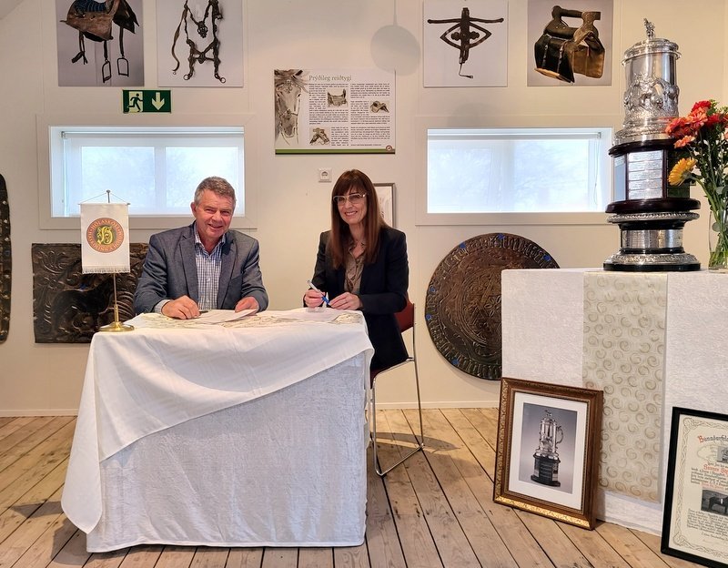 Gunnar Þorgeirsson, formaður BÍ, og Hólmfríður Sveinsdóttir, rektor Háskólans á Hólum, við undirritun samnings um varðveislu Sleipnisbikarsins, sem fram fór í húsakynnum Söguseturs íslenska hestsins sl. föstudag. Myndir: PF.