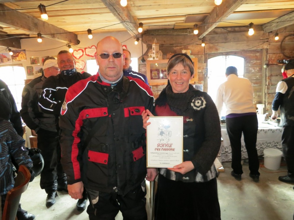 Smaladrengir færa Maddömum peningagjöf