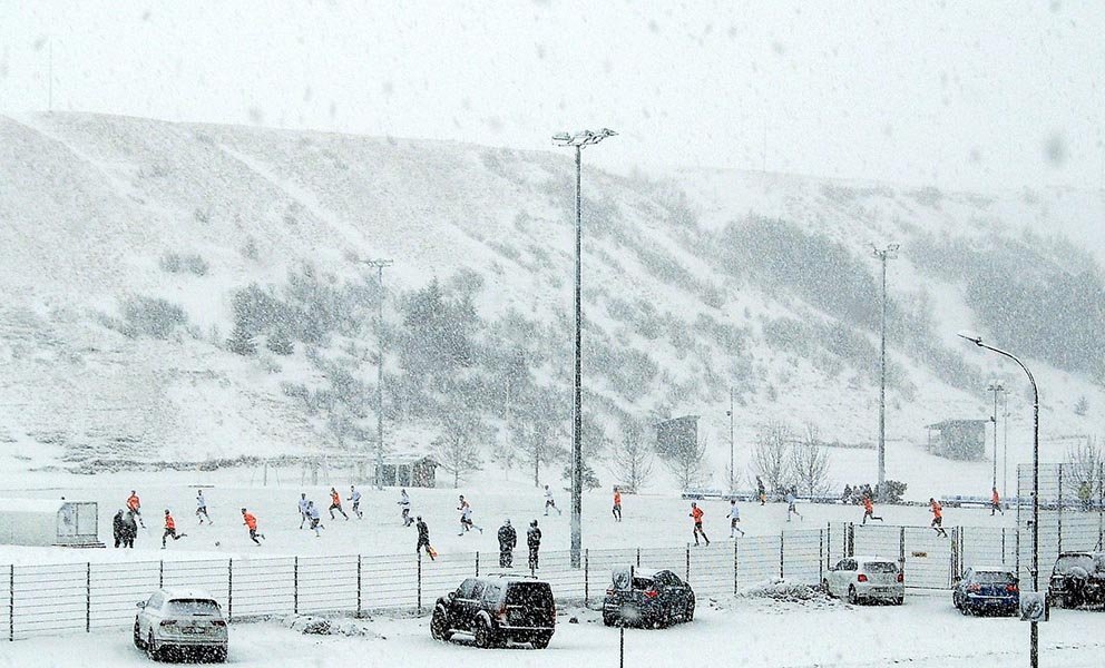 Leikurinn fór fram við nokkuð strembnar aðstæður. MYND: ERLINGUR B JÓHANNESSON