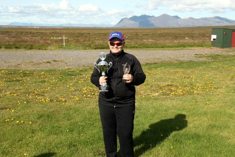 Snjólaug hampar verðlaununum í Nordisk Trap. Mynd: Facebooksíða Skotfélagsins Markviss.