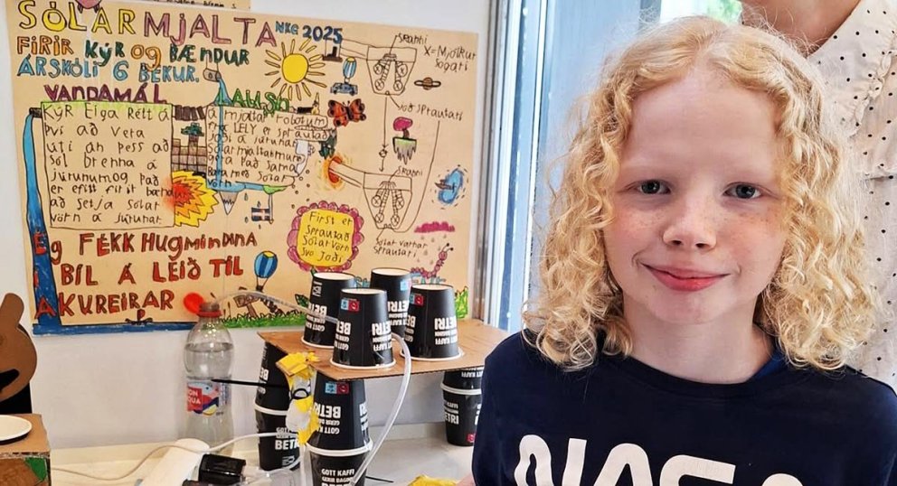 Snjólfur Atli fyrir framan vinningstillöguna. MYND AF VEF ÁRSKÓLA