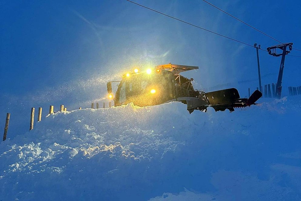 Snjótroðarinn tekinn til kostanna. MYND AÐSEND