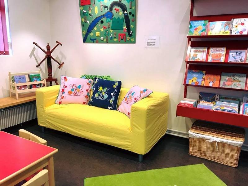 Nýi sófinn. Mynd: Facebooksíða Héraðsbókasafns A-Hún.