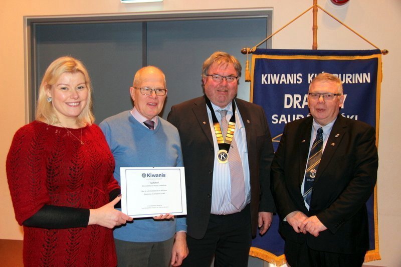 Við afhendingu stofnsjóðs fyrir nýjum líkbíl í Skagafirði í lok nóvember 2019. Séra Sigríður Gunnarsdóttir, sóknarprestur Sauðárkrókskirkju, Ingimar Jóhannsson, formaður safnaðarnefndar, Ómar Kjartansson, forseti Kiwanisklúbbs Sauðárkróks og Bjarki Tryggvason formaður styrktarnefndar. Mynd: PF.