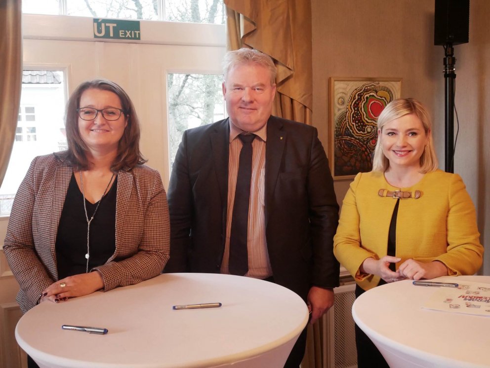 Við undirritun samninganna. Unnur Valborg Hilmarsdóttir, framkvæmdastjóri SSNV, Sigurður Ingi Jóhannsson, samgöngu- og sveitarstjórnarráðherra og Lilja Dögg Alfreðsdóttir, mennta- og menningarmálaráðherra. Mynd: stjornarradid.is