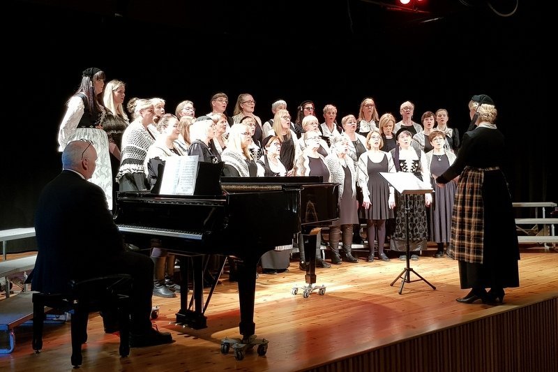Kvennkórinn Sóldís söng við kynningu Þilsaþyts á hátíðarbúningi sem afhentur var Svf. Skagafirði sl. föstudag. Mynd: PF.