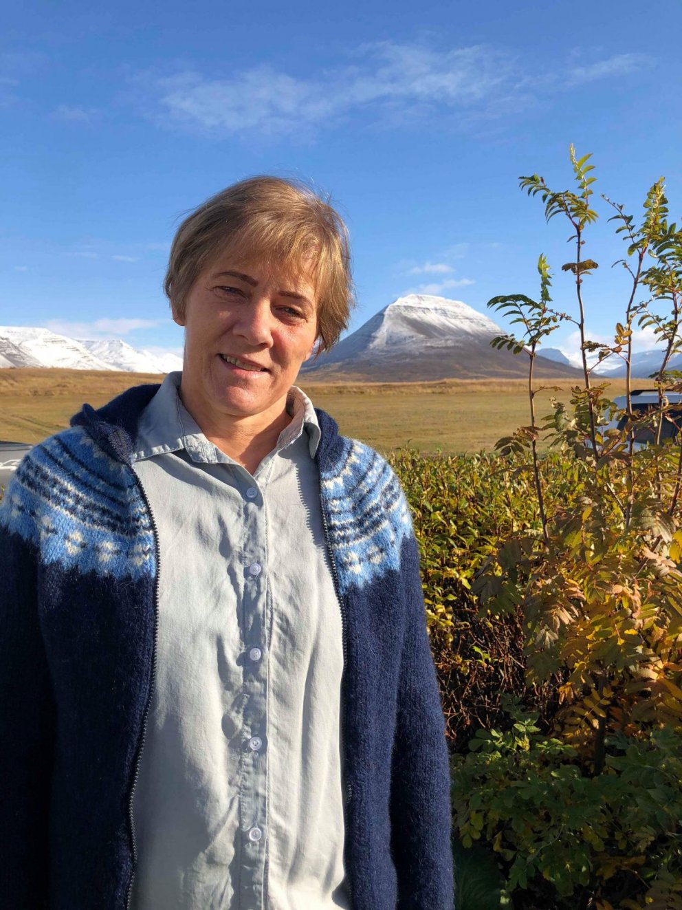 Solveig skartar hér fallegri lopapeysu. Aðsendar myndir.