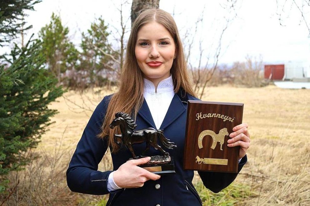 Sólrún Silfá Guðmundsdóttir með sigurlaunin. MYND: SIGURÐUR BOGI / MBL