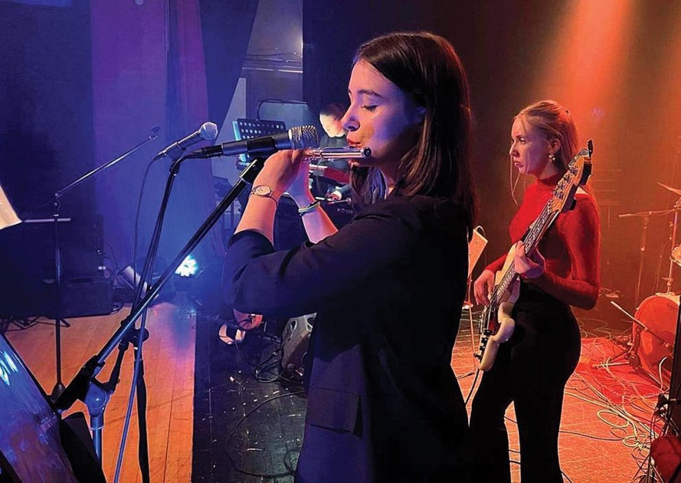 Sólveig Erla á þverflautuna og MargrétSigurðardóttir plokkar bassann. MYND AÐSEND