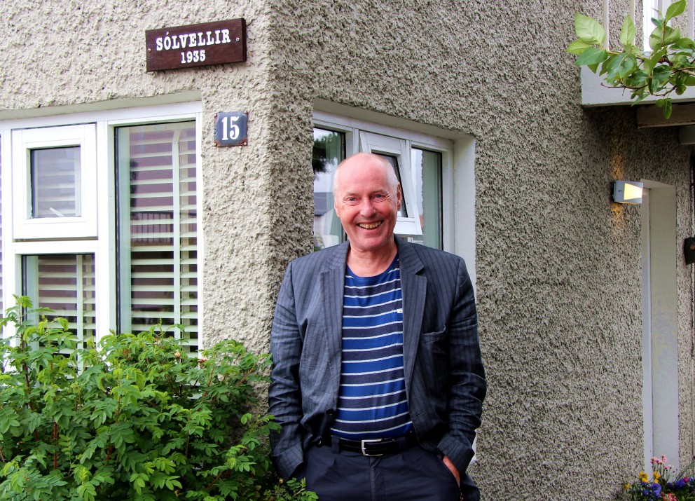 Sölvi Sveinsson fyrir utan uppeldisstöðvarnar, Sólvelli, á Skagfirðingabraut 15 Sauðárkróki. Ljósm./BÞ