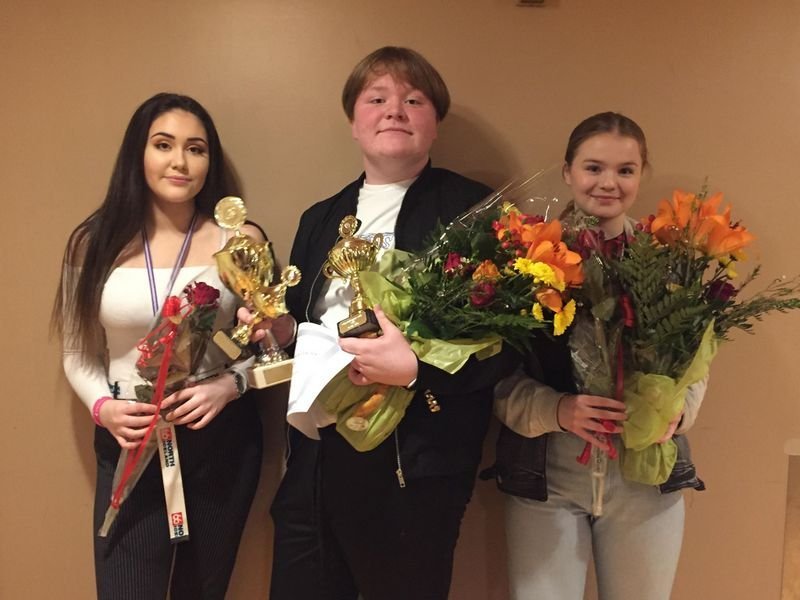 Sigurvegari í eldri flokki, Jóhann Smári Reynisson, fyrir miðju. Ásdís Aþena Magnúsdóttir (t.h.) varð í öðru sæti og Anna Rakel Gunnarsdóttir (t.v.) í því þriðja. Myndir: Ragnheiður Sveinsdóttir.