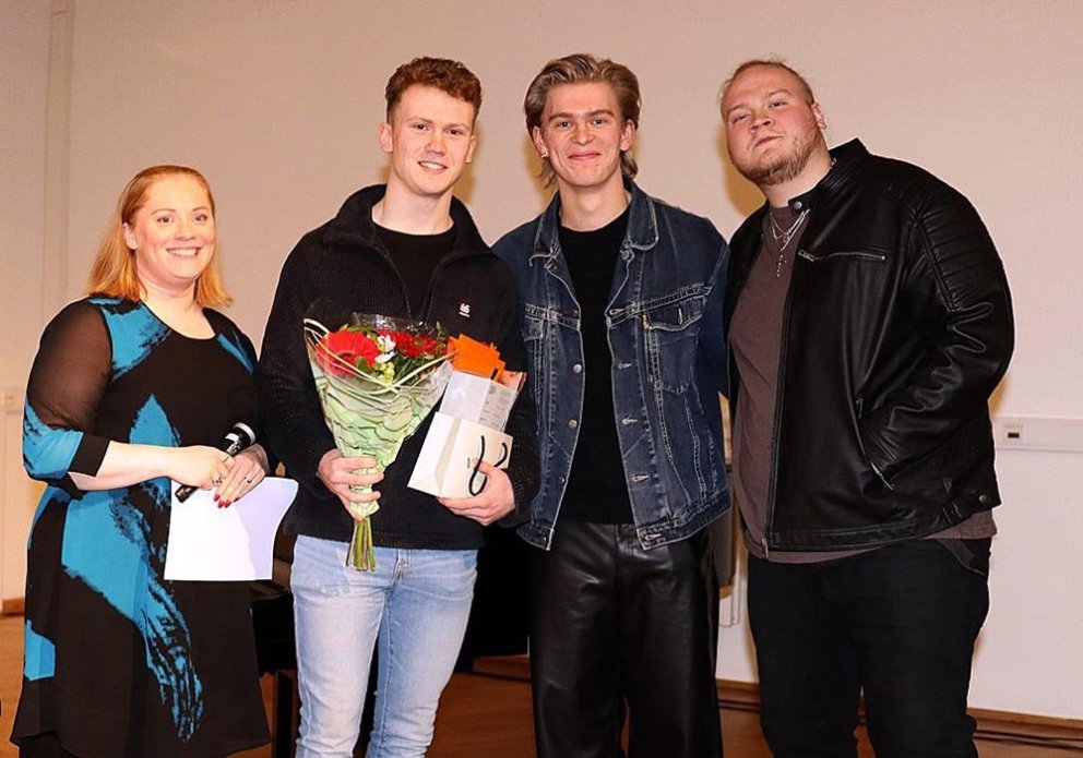 Bergsveinn með blómin og sigurlaunin – sver sjg eitthvað í ættina. MYND AF VEF FS