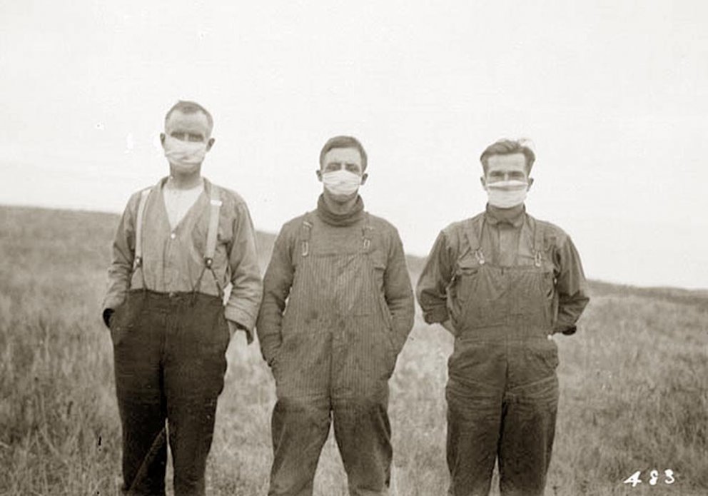Bændur í Alberta bera grímur til að smitast ekki haustið 1918. MYND AF NETINU
