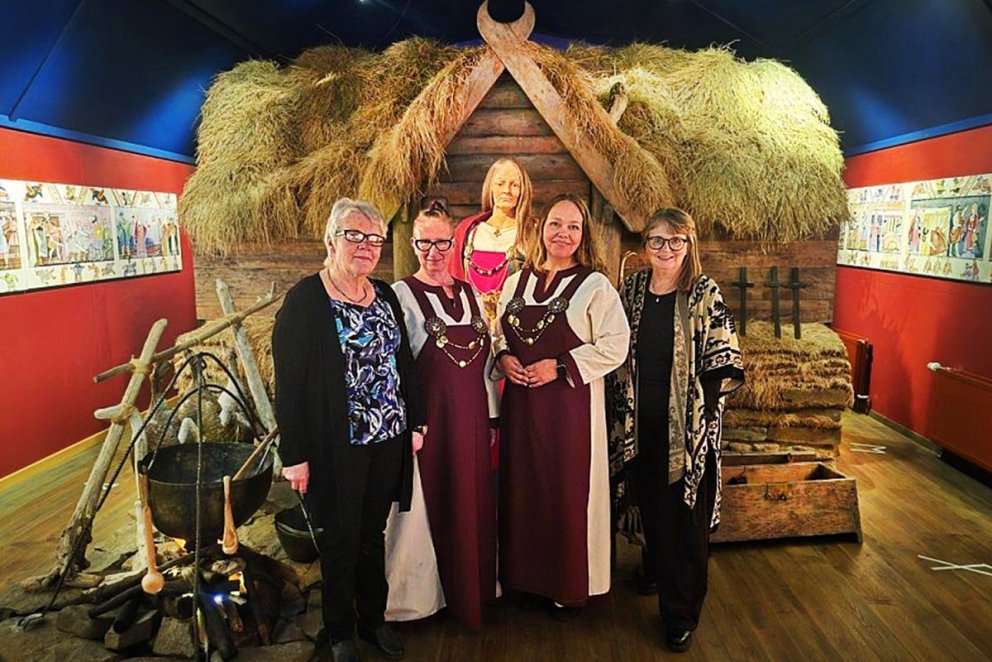 Frá vinstri: Sigrún Lárusdóttir, joj, Ástrós Elísdóttir og Dagný Sigmarsdóttir ásamt Þórdísi spákonu