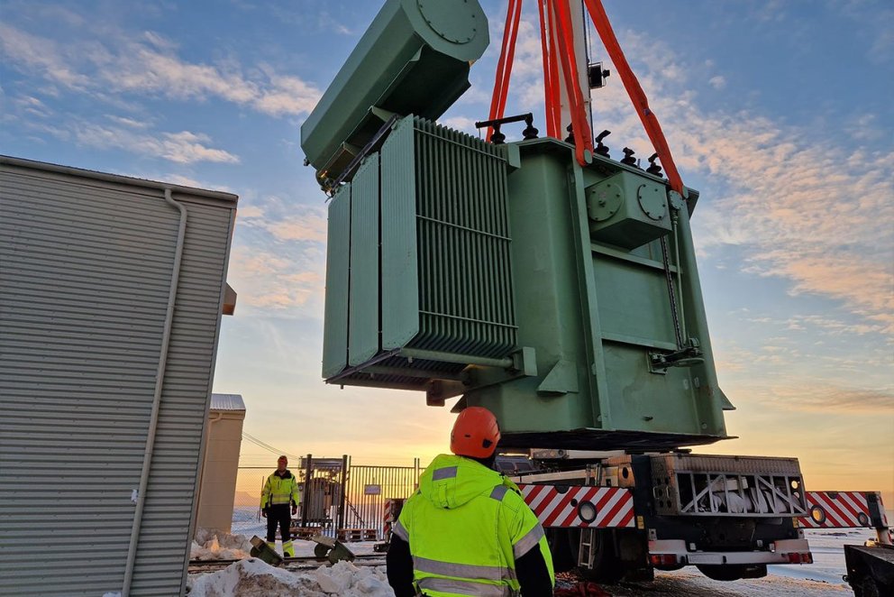 Spennir færður inn í nýja viðbyggingu aðveitustöðvar á Skagaströnd. MYND AF VEF RARIK