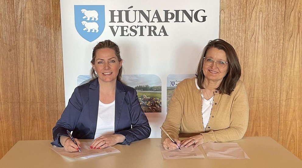 Katrín og Unnur Valborg við undirritun samningsins. MYND AF VEF SSNV