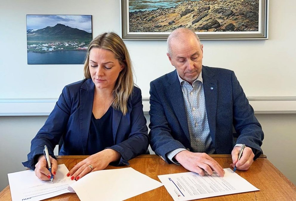 Samningur undirritaður af Katrínu M. Guðjónsdóttur framkvæmdastjóra landshlutasamtakanna og Ólafi Þór Ólafssyni starfandi sveitarstjóra Skagastrandar. MYND AF VEF SSNV