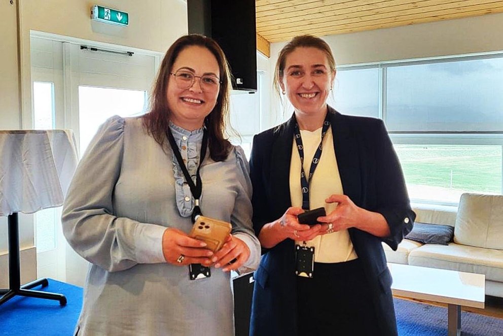 Ásdís Ýr Arnardóttir, sérfræðingur hjá Lögreglunni á Norðurlandi vestra, og Sveinbjörg Rut Pétursdóttir, framkvæmdastjóri SSNV, við undirritun samningsins. MYND AF SSNV.IS